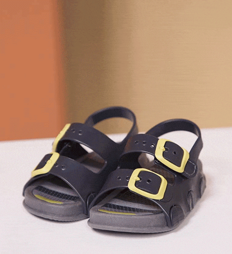 Kids wear the Summer 2022 footwear trends in a fun and safe way